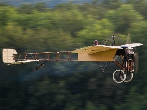 Le 25 juillet 1909, Louis Blériot traverse la Manche en avion