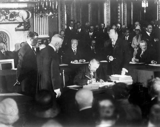 Signature du pacte Briand-Kellog, le 27 août 1928