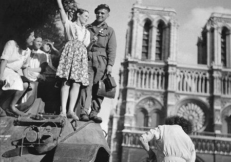 Paris, Paris outragée ! Paris brisée ! Paris martyrisée ! mais Paris libérée !