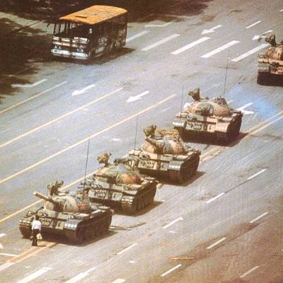 Le 5 juin 1989, sur la Place Tien'anmen, un homme tentait d'arrêter les chars