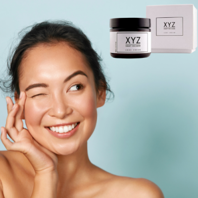 femme qui sourit suite a l application de la creme xyz smart collagen