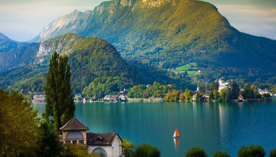 Ce château millénaire surplombant un lac alpin a inspiré celui de La Belle au Bois Dormant