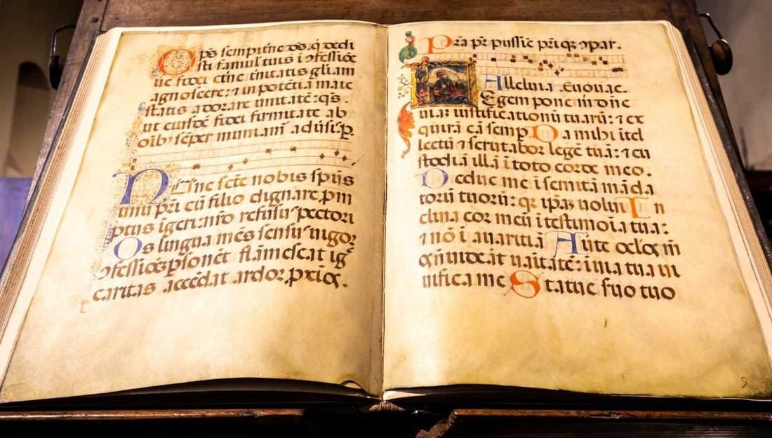 J'ai appris la calligraphie médiévale dans ce château du Périgord