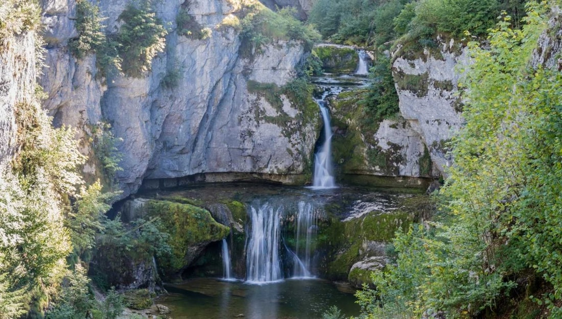 L'erreur que font tous les visiteurs : ignorer les loutres cachées dans cette cascade du Jura