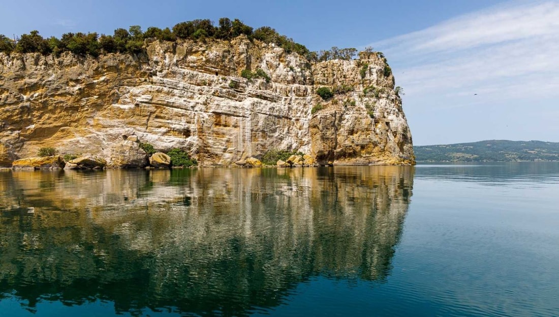 Ce lac italien cache deux îles mystérieuses et une histoire tragique
