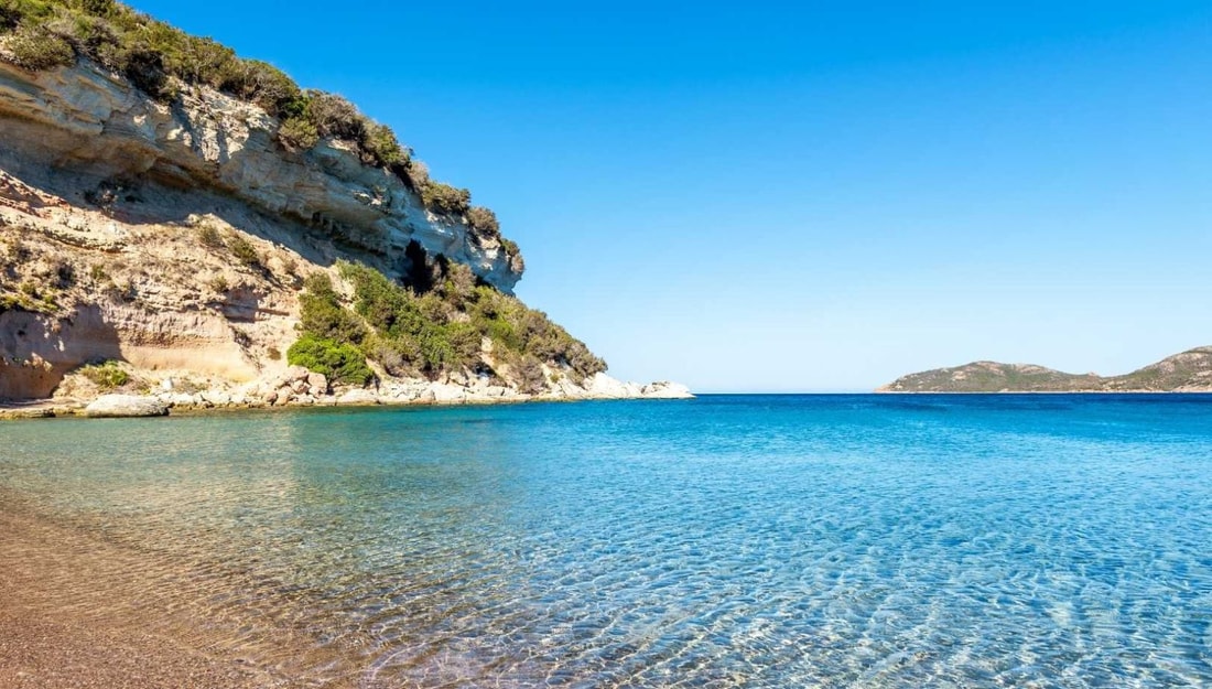Ce que vous ignorez sur cette cité médiévale corse où la roche blanche crée une eau aux reflets changeants uniques
