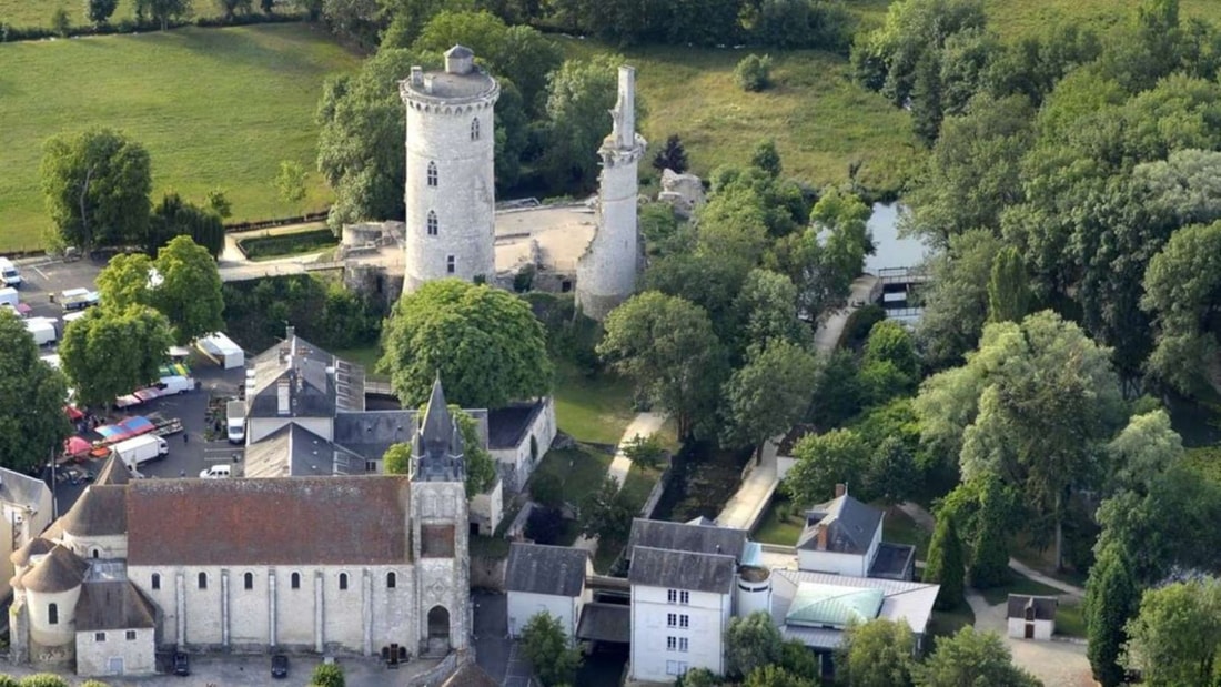 C'est le seul château français où Charles VII a reçu Jeanne d'Arc après la bataille d'Orléans