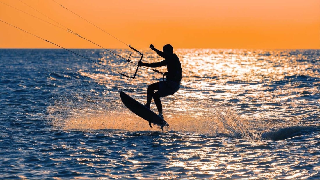 Le spot normand qui explique pourquoi les kitesurfeurs préfèrent ses 4 km aux plages bretonnes
