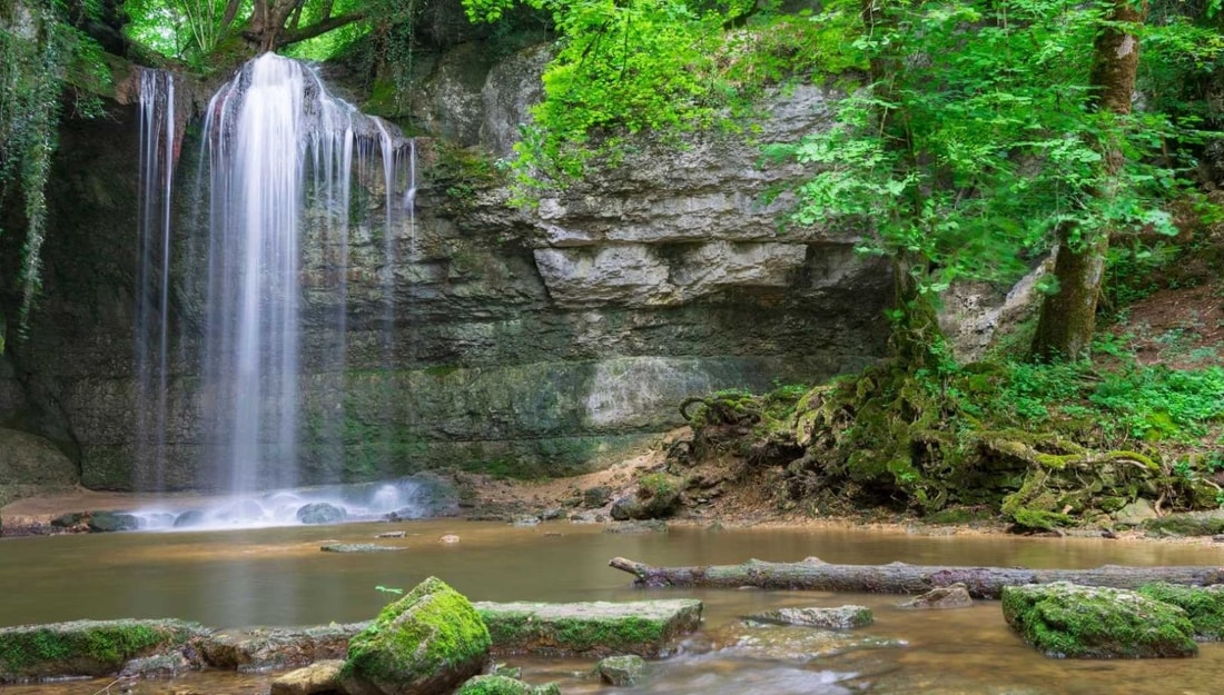 35 000 ans : l'ancienneté des traces de Néandertal découvertes près de cette chute d'eau d'Auvergne