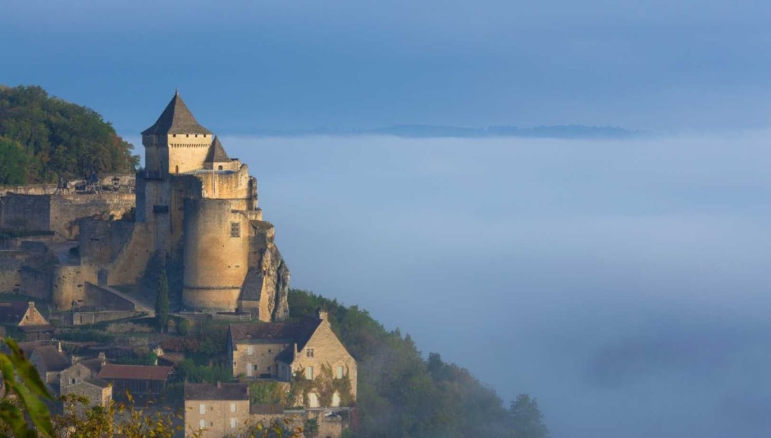 J'ai testé le tir à l'arbalète dans ce château du Périgord et j'ai découvert l'art de la guerre médiévale