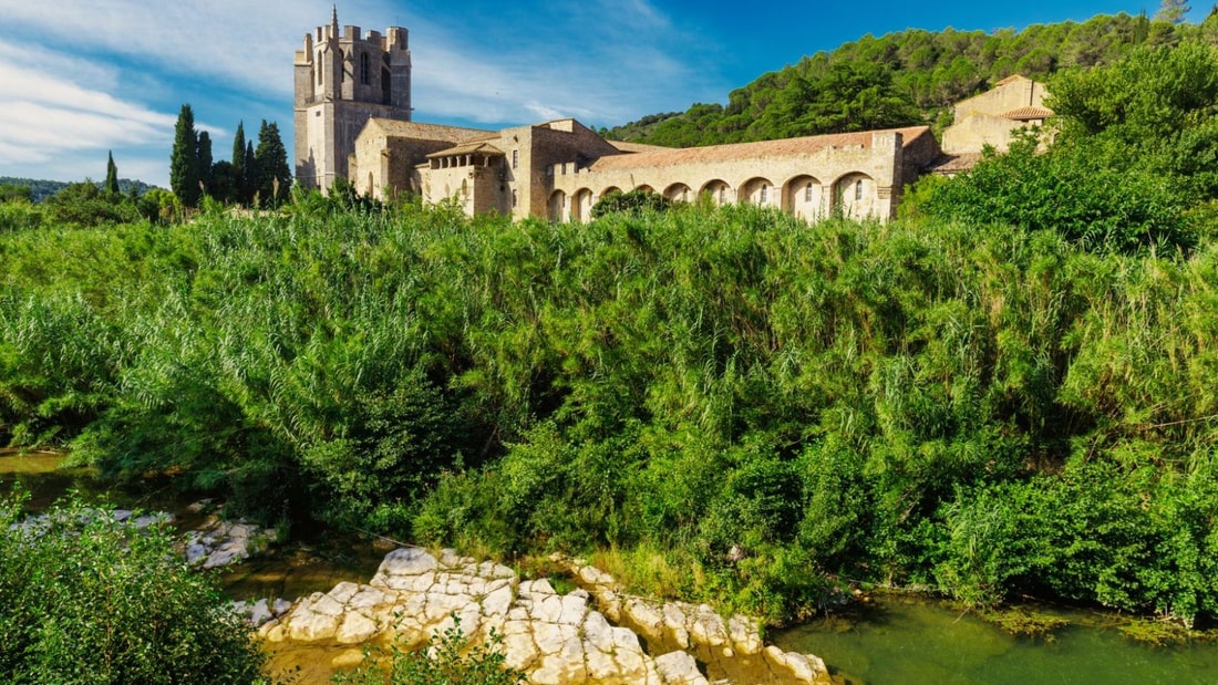 Ce bourg languedocien conserve intact son patrimoine monastique depuis Charlemagne
