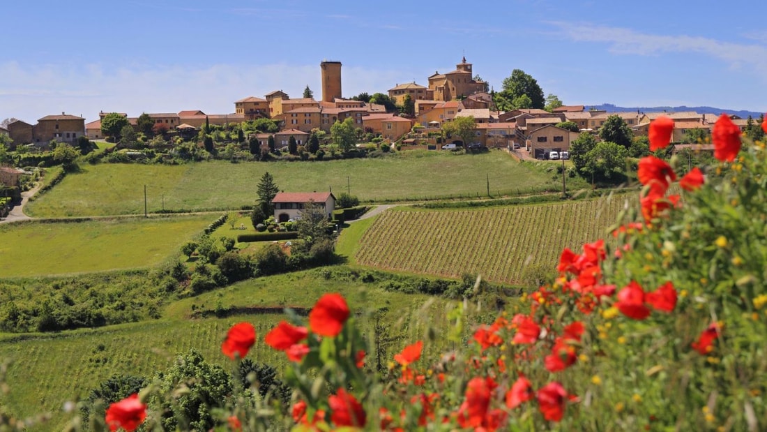 Cette commune du Rhône cultive l'excellence viticole derrière ses remparts séculaires