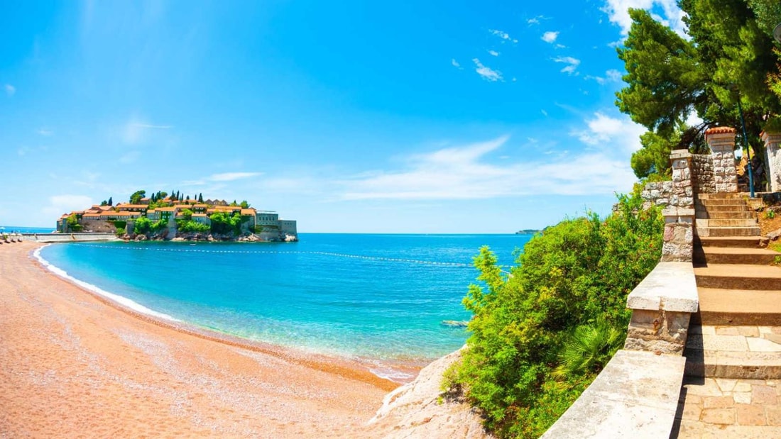 Cette destination combine le charme d'un village fortifié et des eaux dignes des Caraïbes