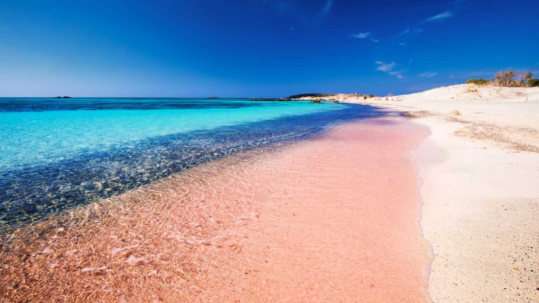 Cette plage grecque est surnommée "le paradis rose" par les locaux