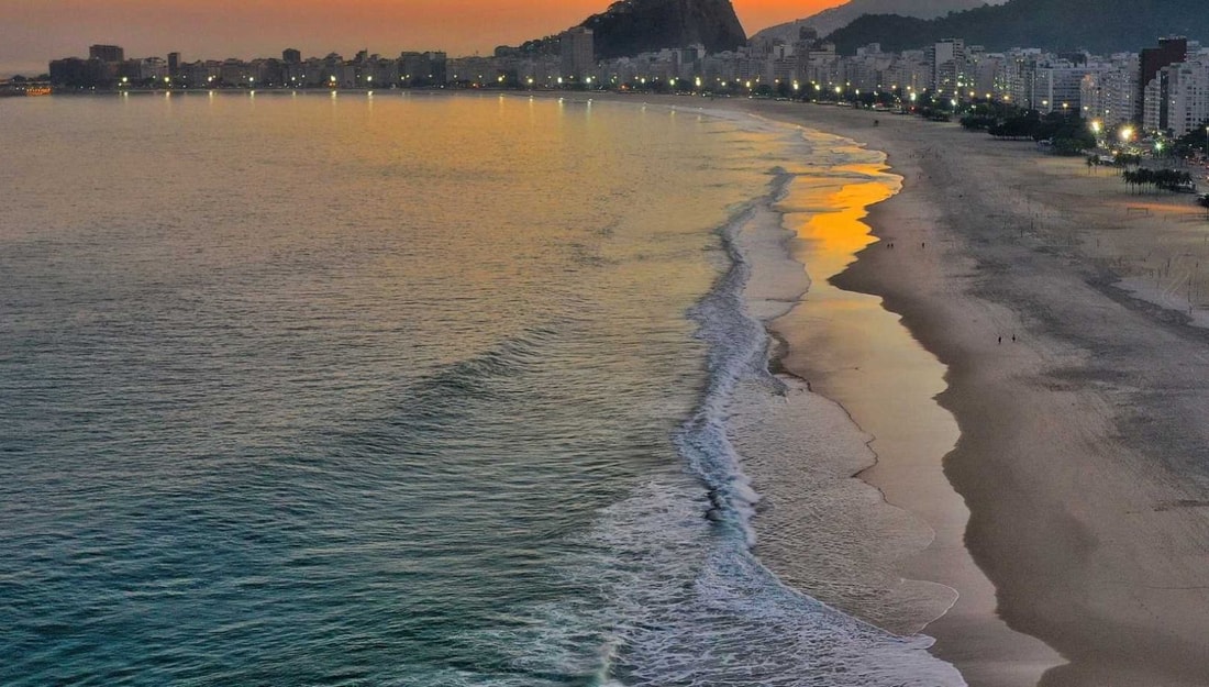 La 'Princesinha do Mar' : quand le soleil se couche, ce croissant de sable se transforme en piste de danse géante