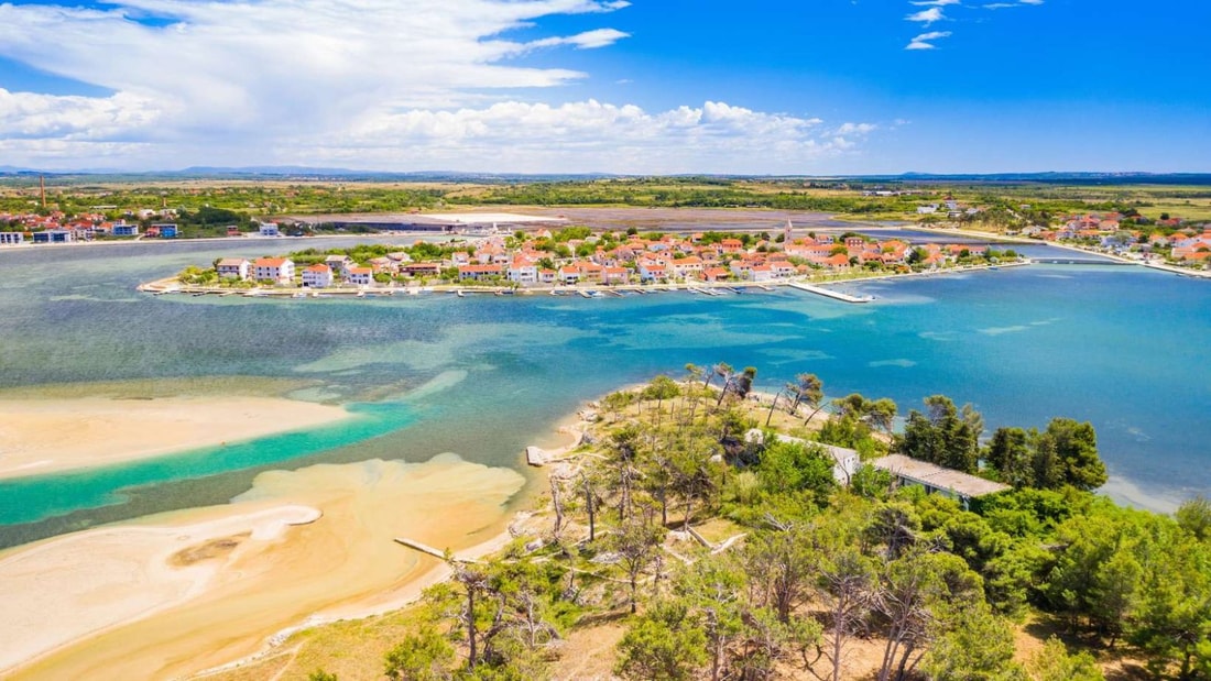 Dans ces villages français, l'eau est si turquoise qu'on les confond avec les Caraïbes