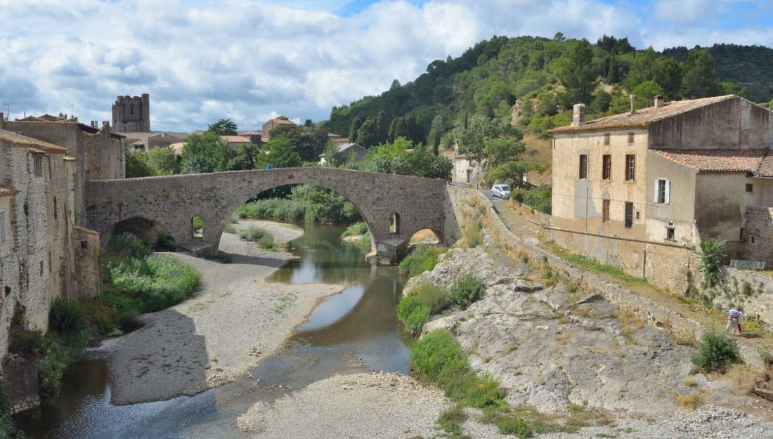 J'ai exploré l'abbaye millénaire de ce Plus Beau Village de France niché dans l'Aude