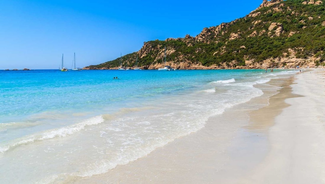 Que cache cette sentinelle de pierre veillant sur l'une des plages les plus sauvages de Corse du Sud ?