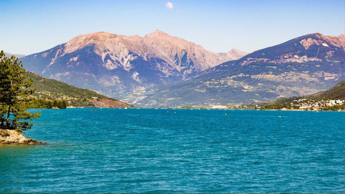90 kilomètres de rives sinueuses : ce lac des Alpes cache plus de littoral que la Côte d'Azur