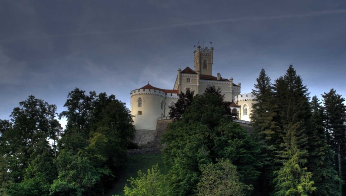 J'ai découvert ce château croate du 13e siècle entouré d'un lac artificiel créé pour refléter sa silhouette