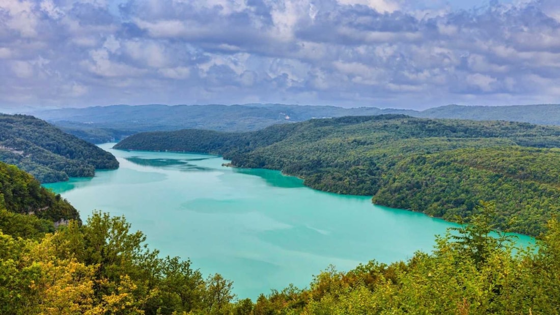 J'ai plongé dans ce lac artificiel du Jura et exploré les vestiges engloutis de 3 villages disparus