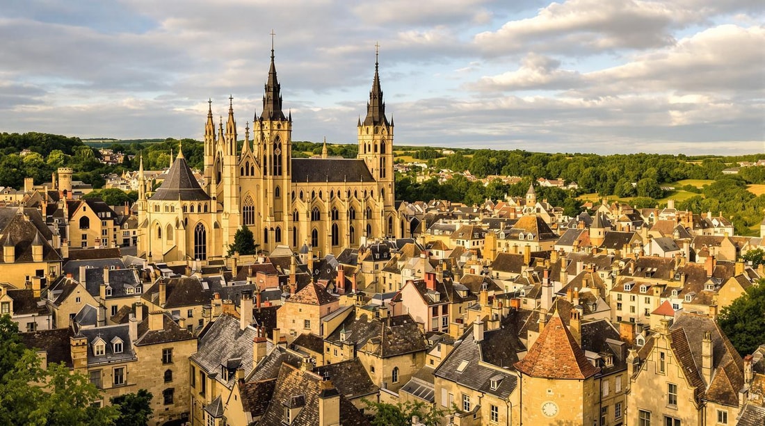Le seul bourg français de 8 786 habitants abritant la plus forte densité monumentale médiévale au monde