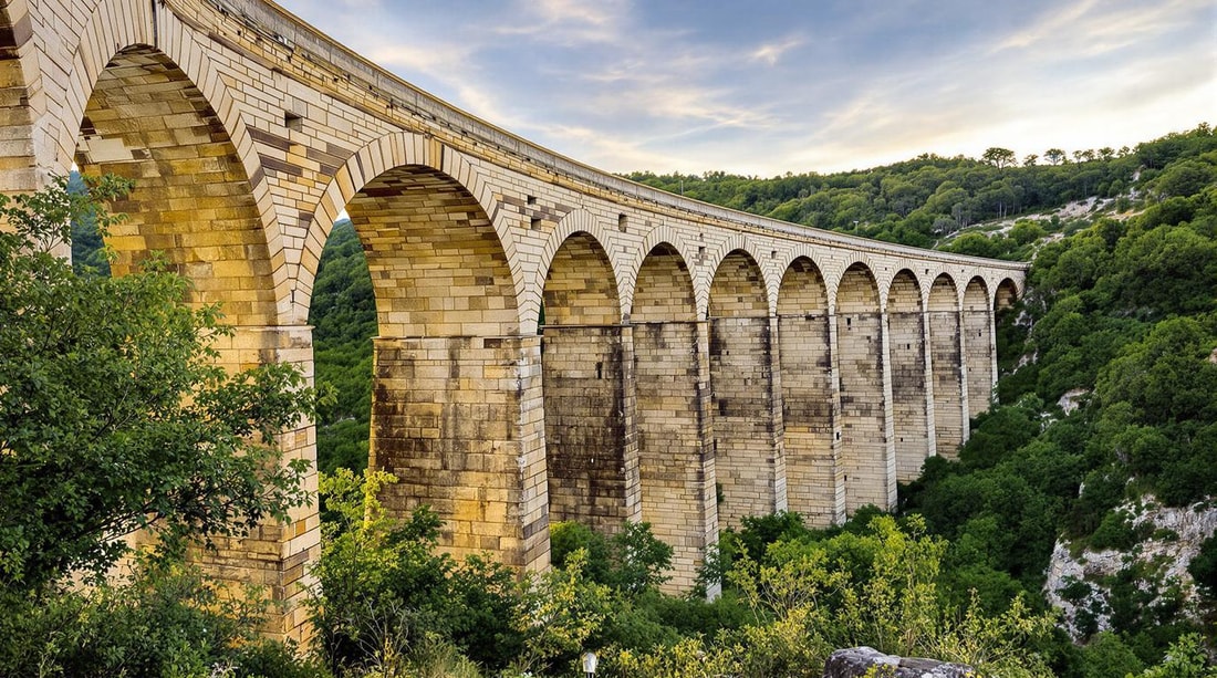 Ce viaduc de l'Ardèche a 24 arches sur 235 m pour 650 habitants à Banne
