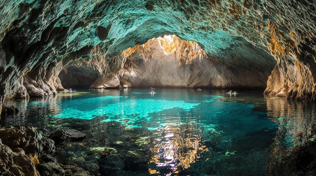 Le seul site français où 6 grottes marines se visitent dans des eaux à 25°C