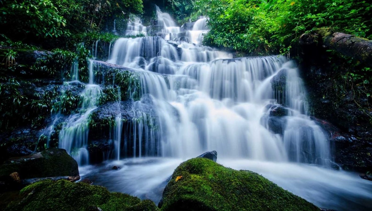 Cette cascade en forme d'éventail cache un campement préhistorique vieux de 8000 ans
