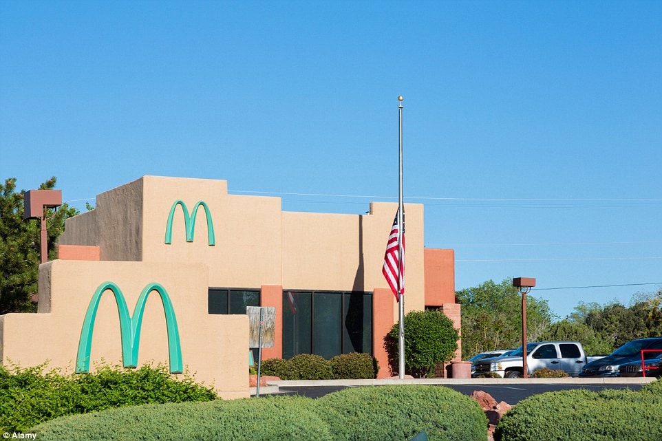 McDonald's cache un ovni turquoise en plein cœur de l'Arizona, et personne n'en parle