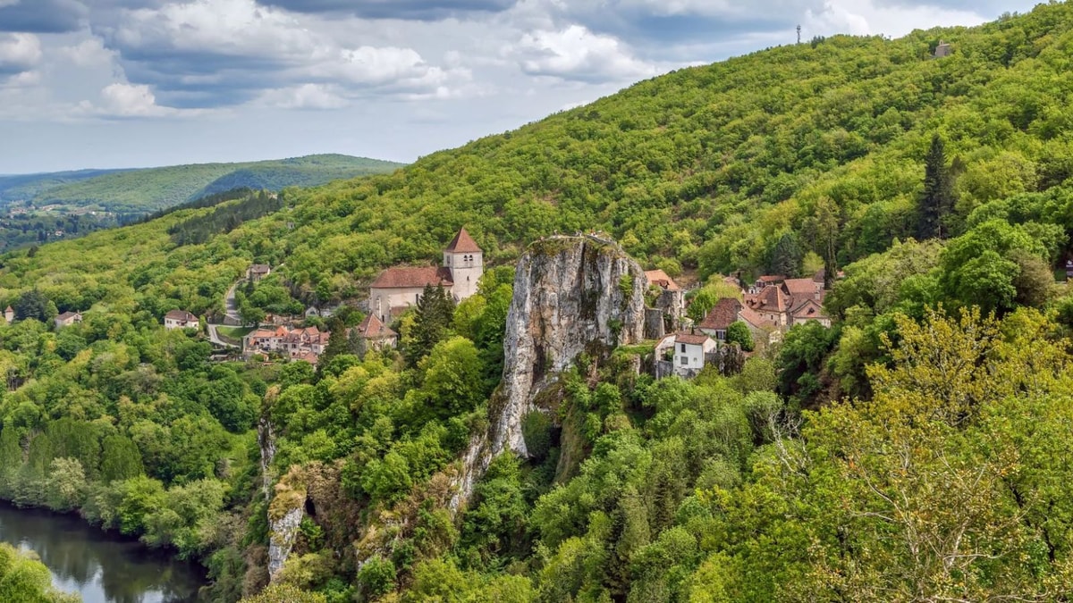 Accroché à sa falaise, ce village aveyronnais est un chef-d'œuvre d'équilibre architectural