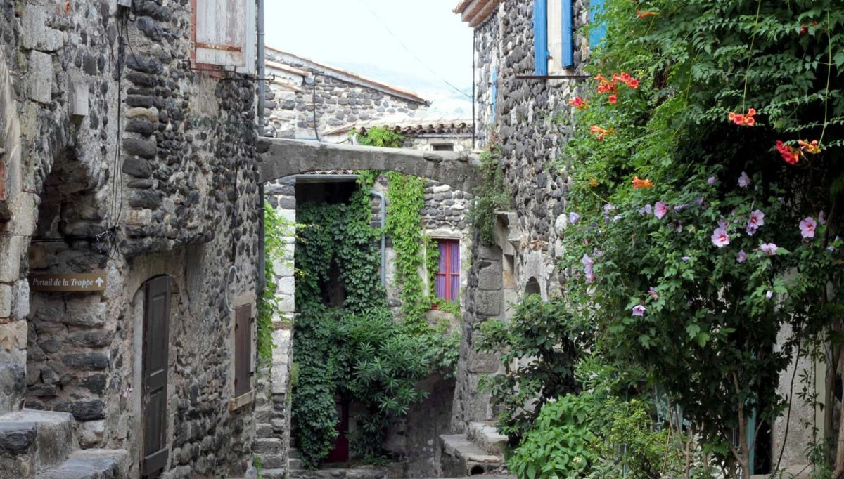 Entre vestiges romains et château médiéval : Ce village de l’Ardèche vous plonge dans 3000 ans d’histoire