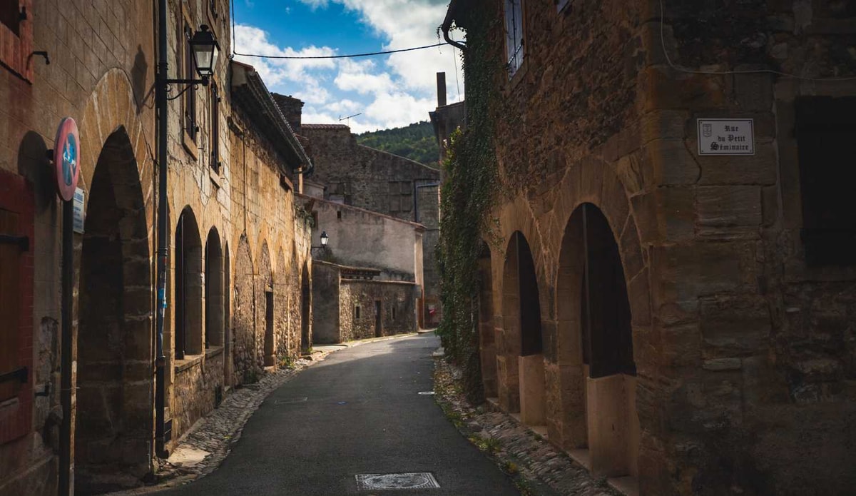 Au cœur de l'Aude, un village thermal où les pierres murmurent mille ans d'histoire