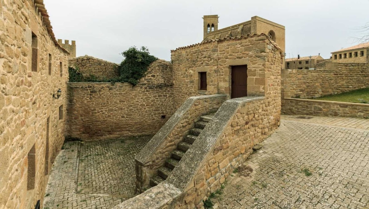 Ce village espagnol cache une forteresse médiévale avec 9 tours crénelées intactes