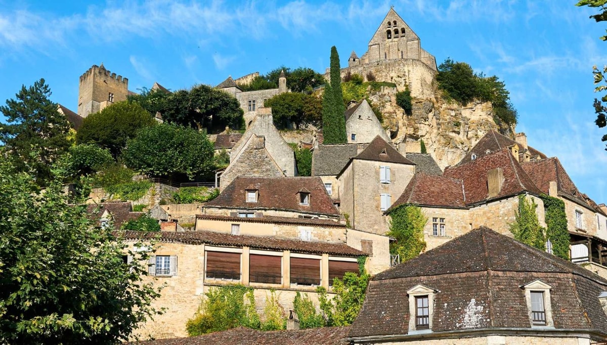 Ce village de Dordogne abrite un château fort du XIIe siècle aux remparts épais de 2 mètres