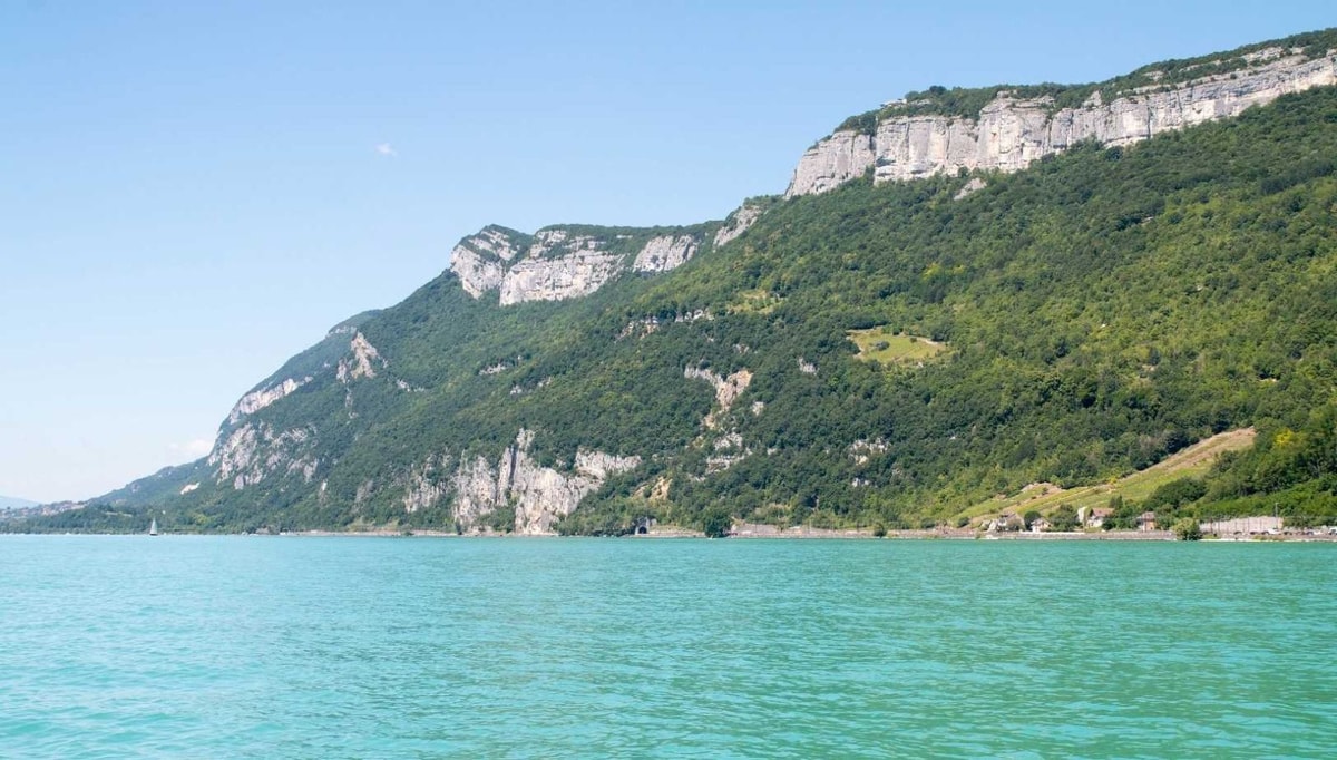 30 espèces de poissons habitent dans ce géant aquatique atteignant 145 mètres de profondeur