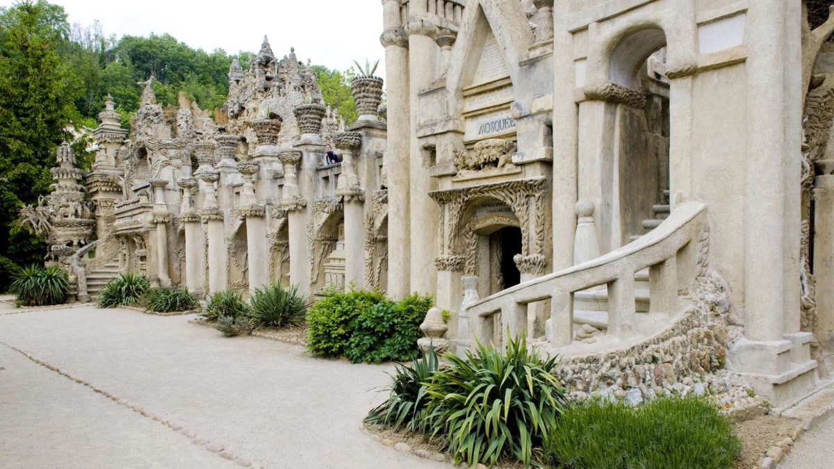 C'est le seul monument de France construit entièrement par un facteur rural sans aucune formation