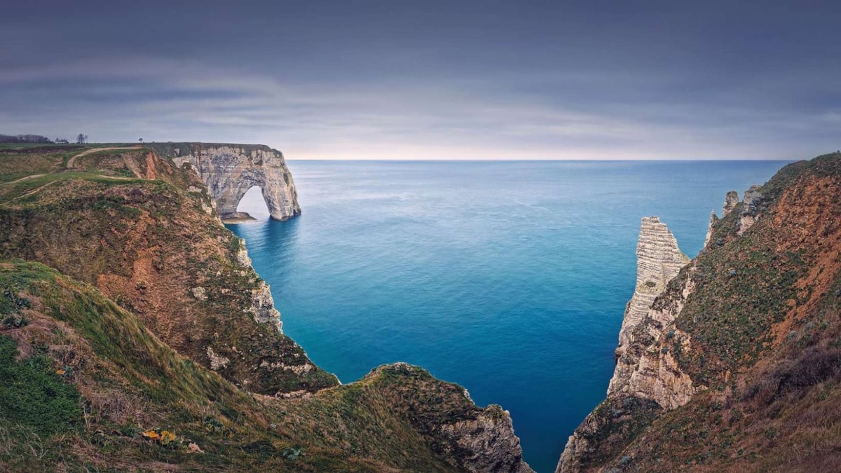 C'est le seul site naturel français où la mer a sculpté trois arches monumentales