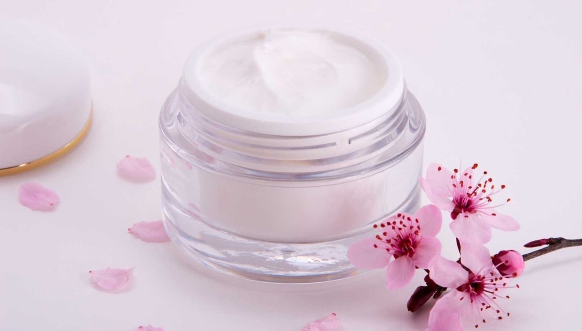 Ma routine minimaliste après 50 ans (j'ai arrêté de surcharger ma peau)