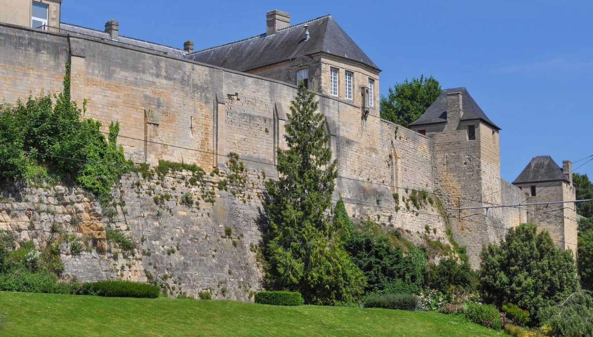 400 000 visiteurs par an : Le colosse de pierre qui domine Caen depuis 1060