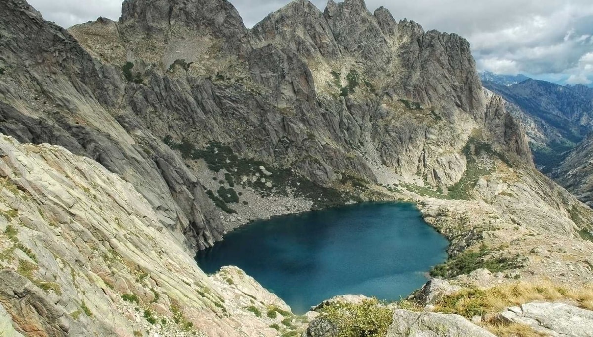 Dans ce lac corse, une créature légendaire déclencherait de violents orages quand on y jette des pierres