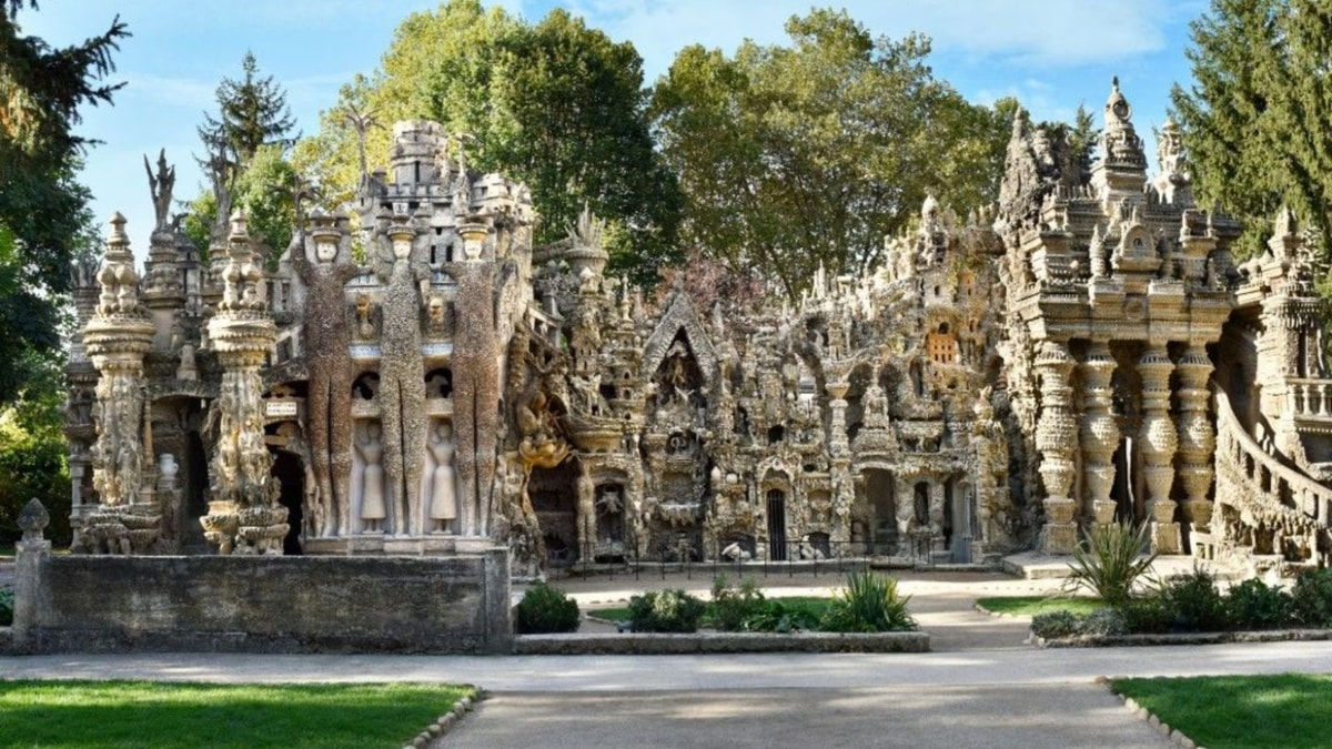 Ce chef-d'œuvre architectural français créé par un facteur sans formation artistique