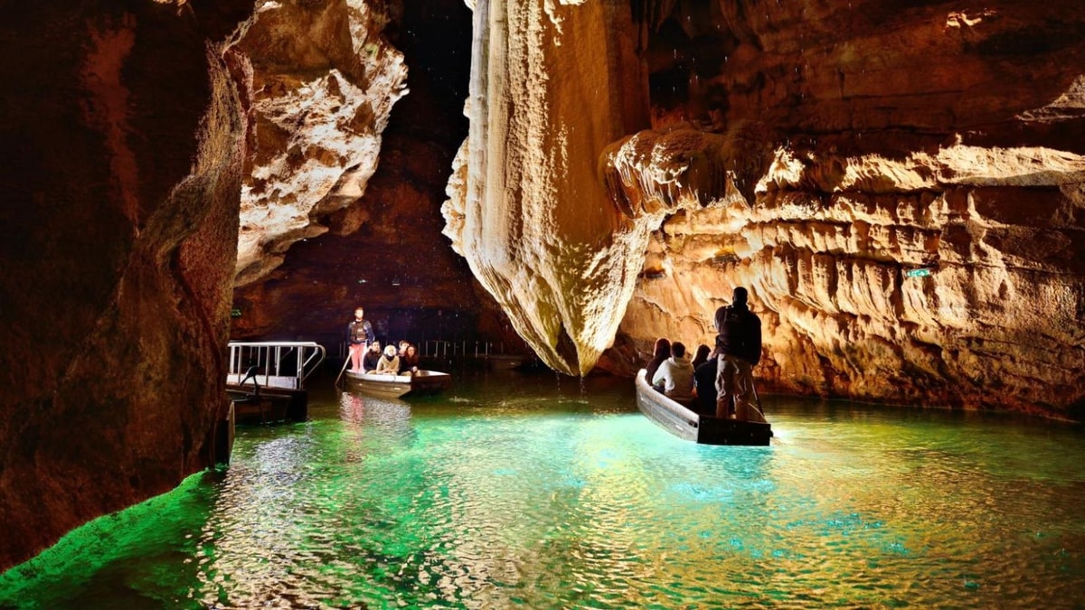 Ce gouffre géant français se visite en barque à 103 mètres sous terre