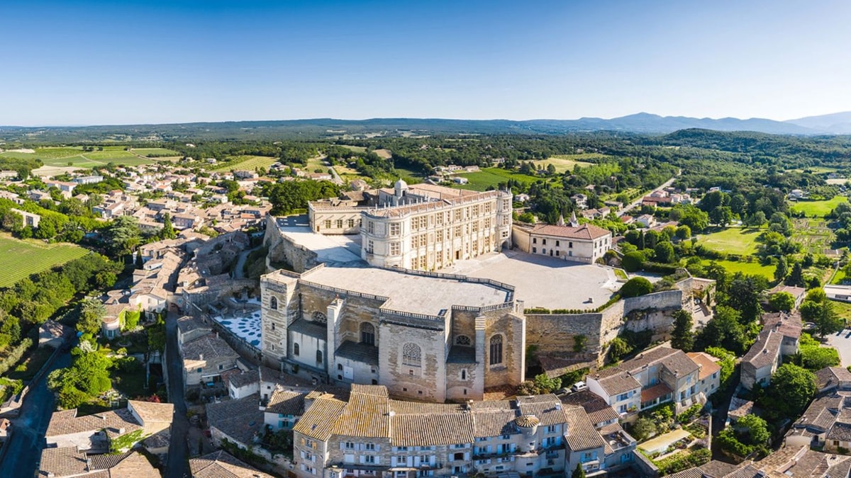 Ce village drômois sculpté dans la falaise abrite un ascenseur à vaches médiéval