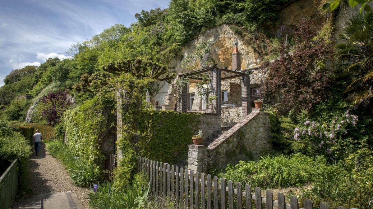 Ce village français est le seul où l'on monte à son étage en sortant de chez soi