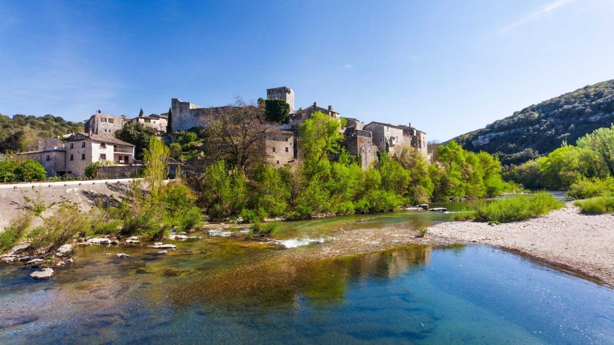 Ce village gardois offre le plus beau balcon naturel sur la vallée de la Cèze