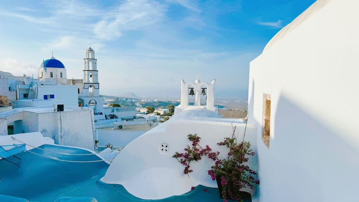 Ce village grec peint en bleu et blanc se visite... les yeux fermés