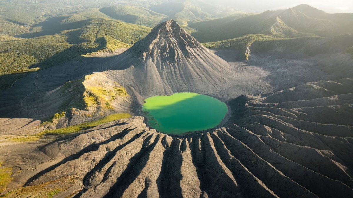 Ce volcan endormi français cache un lac acide de couleur émeraude