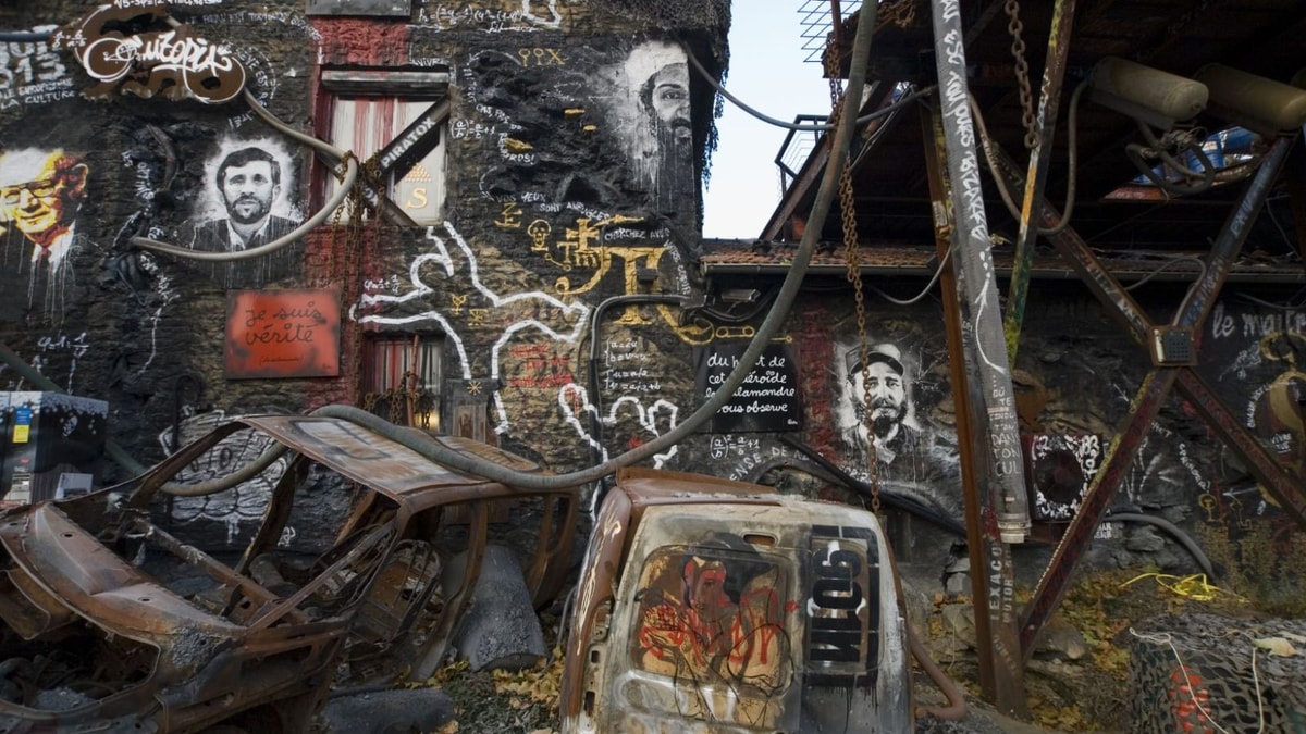 Cet atelier lyonnais transforme des déchets industriels en sculptures apocalyptiques depuis 1999