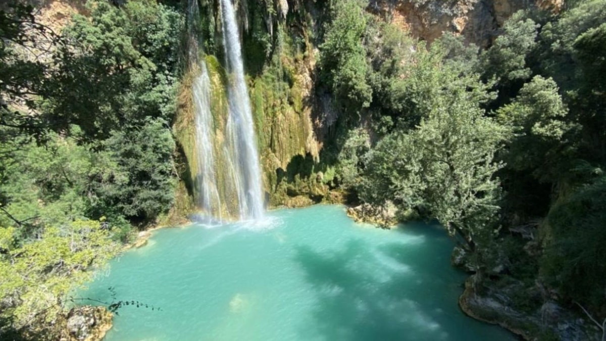 Cette cascade provençale cache un lac émeraude interdit de baignade depuis 1946